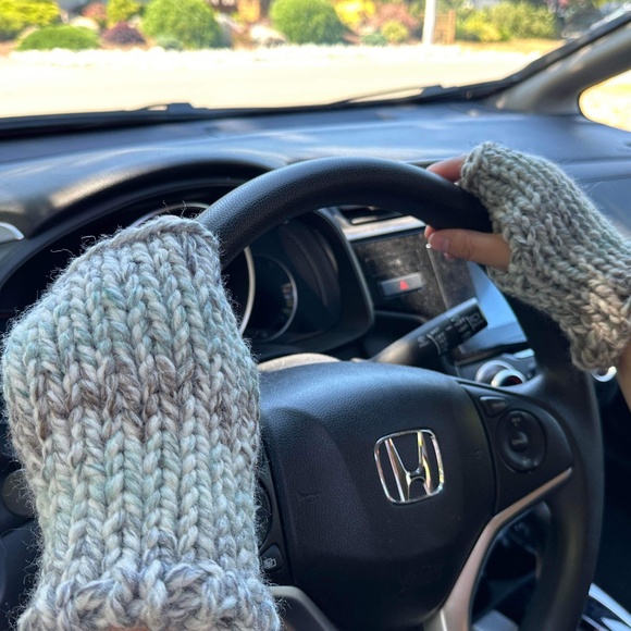 NWT Handknit Fingerless Chunky Wool Gloves ~ Unisex - Picture 4 of 7